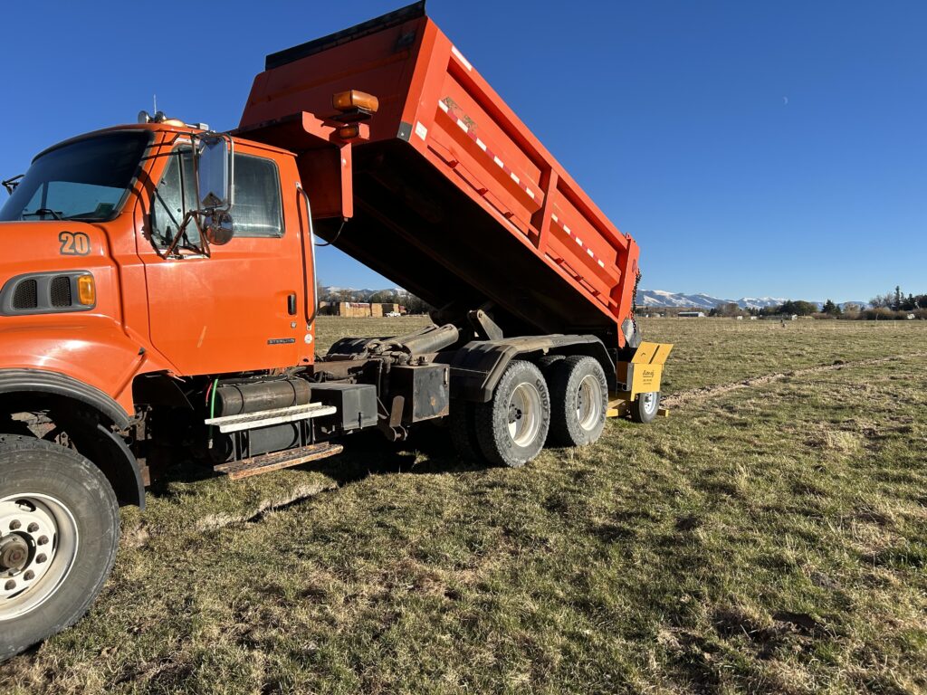 Wheel Track filler dump truck